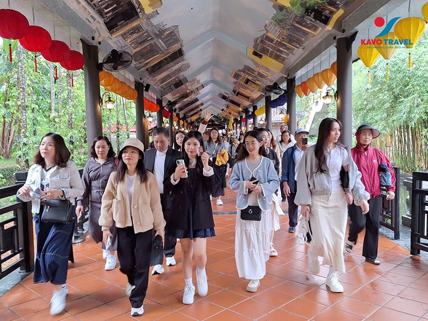 Du khách tour du lịch Đà Nẵng 4 ngày 3 đêm - Khát Vọng Việt