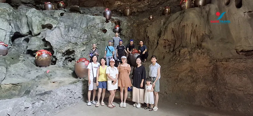 Đoàn du khách du lịch tour Vân Đồn - Vũng Đuc 3n2đ do Kavo Travel thiết kế và tổ chức